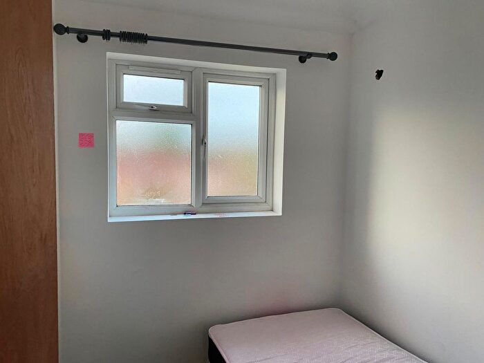 2 Bedroom Flat To Rent In Beavers Lane, Hounslow, TW4