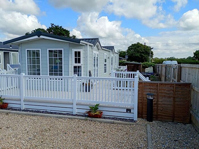 2 Bedroom Mobile/park Home For Sale In Bowdens, Langport, Somerset, TA10
