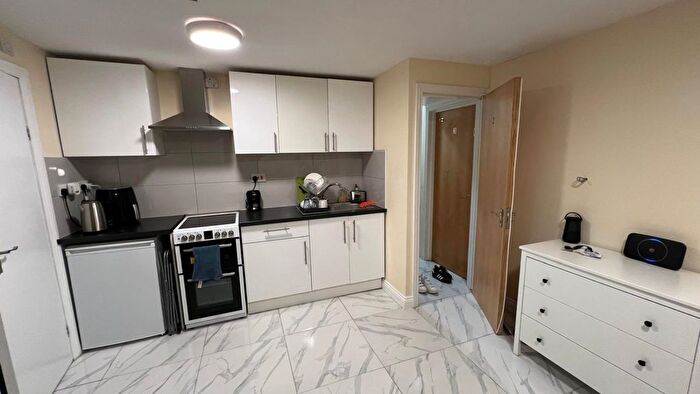 Terraced House To Rent In Hammersmith Road, London, W14