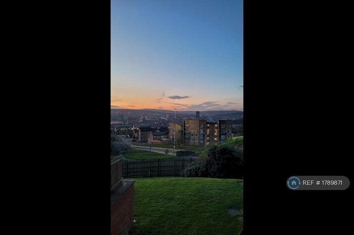 2 Bedroom Flat To Rent In Kenninghall View, Sheffield, S2