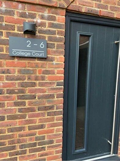3 Bedroom Flat To Rent In College Court, College Road - Ref, CT1