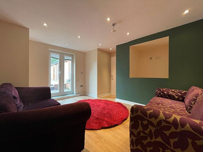 2 Bedroom Flat To Rent In Otley Road, Far Headingley, Leeds, LS16