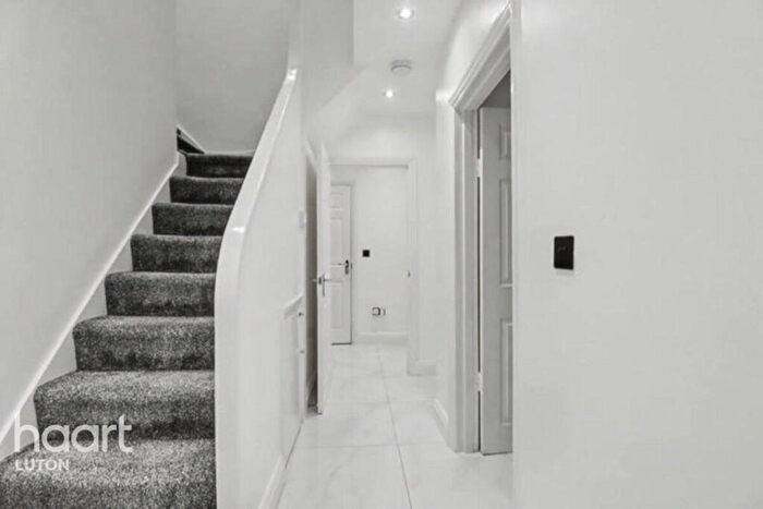 5 Bedroom Semi Detached House For Sale In Knoll Rise, Luton, LU2