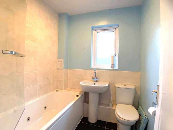 1 Bedroom Flat To Rent In Redwood Lodge, Brent View Road, Barnet, NW9