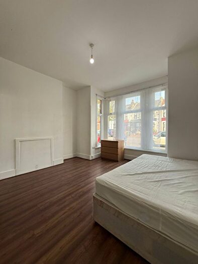 2 Bedroom Flat To Rent In Leamington Gardens, Seven Kings, IG3