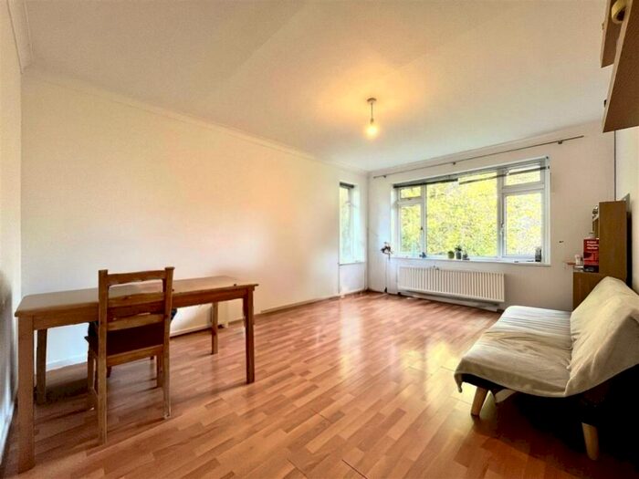 2 Bedroom Apartment To Rent In Brooklands Crescent, Sale, M33