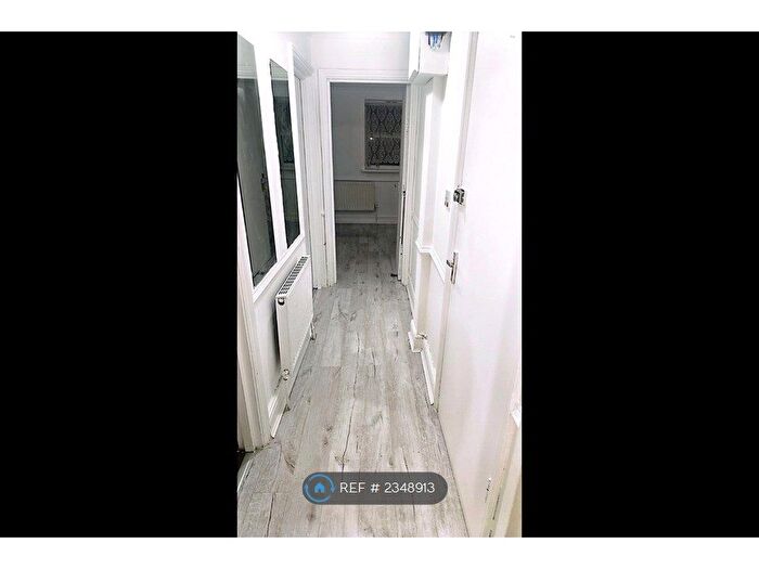 1 Bedroom Flat To Rent In Bethnal Green Road, London, E2