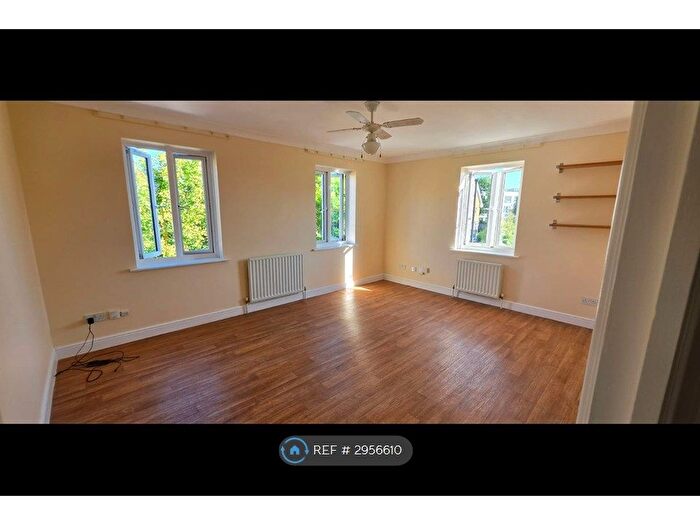 2 Bedroom Flat To Rent In Regency Mews, London, SW9