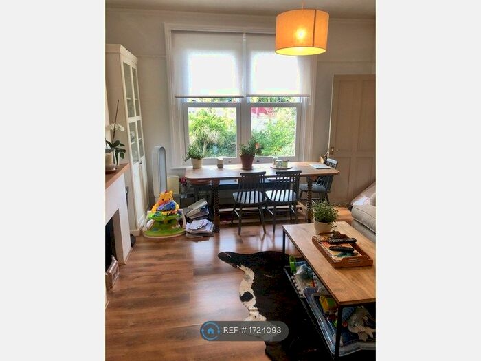2 Bedroom Flat To Rent In Top Floor, Dulwich, SE21