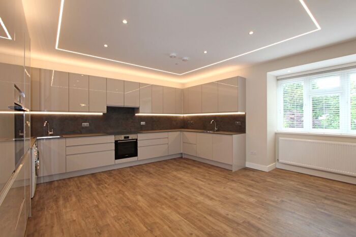 3 Bedroom Flat To Rent In Gresham Gardens, London, NW11