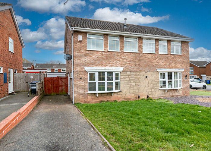 3 Bedroom Semi Detached House For Sale In Digby Road, Kingswinford, DY6