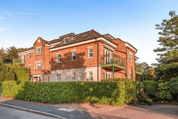 2 Bedroom Flat For Sale In The Ridgeway, Enfield, EN2