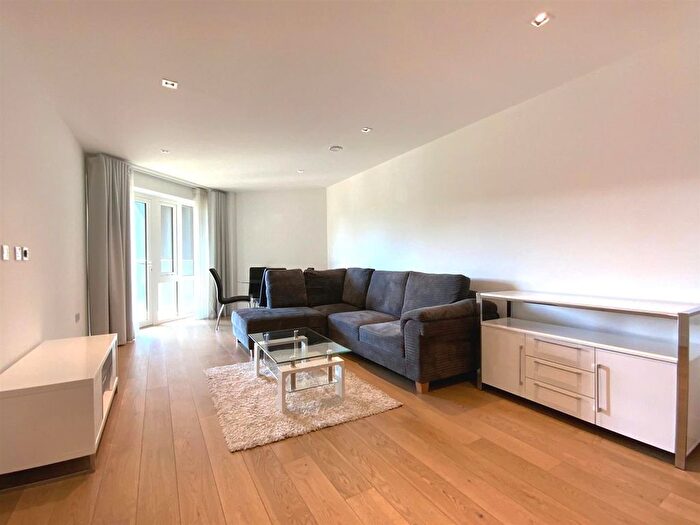 2 Bedroom Flat For Sale In Kew Bridge Road, Brentford, TW8