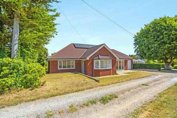 2 Bedroom Bungalow For Sale In Farleigh View, Cliddesden, RG25