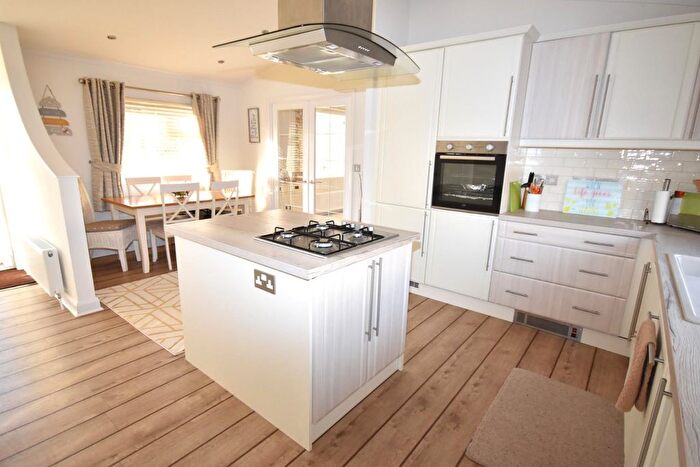 3 Bedroom Mobile/park Home For Sale In Cannisland Pakr, Parkmill, Swansea, SA3