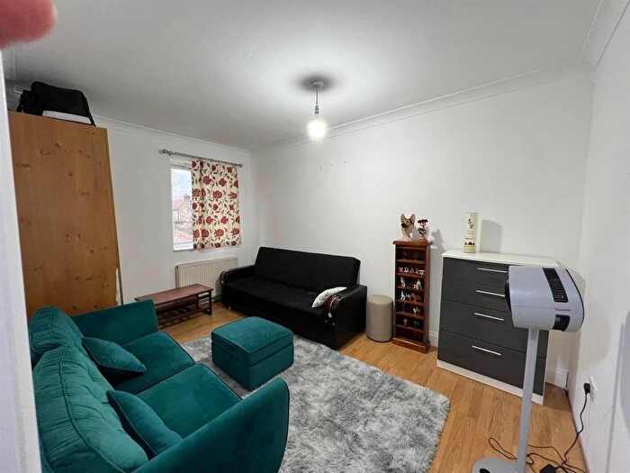 3 Bedroom Flat To Rent In Clare Road, Hounslow, TW4