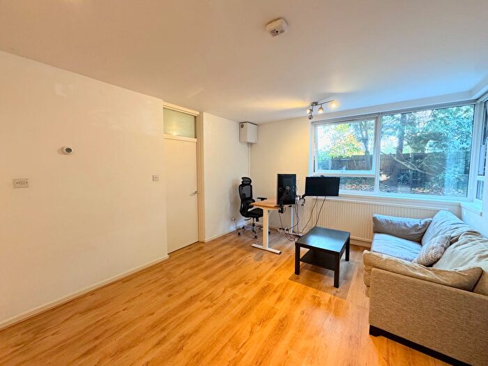 1 Bedroom Flat For Sale In Victoria Villas, Richmond, TW9