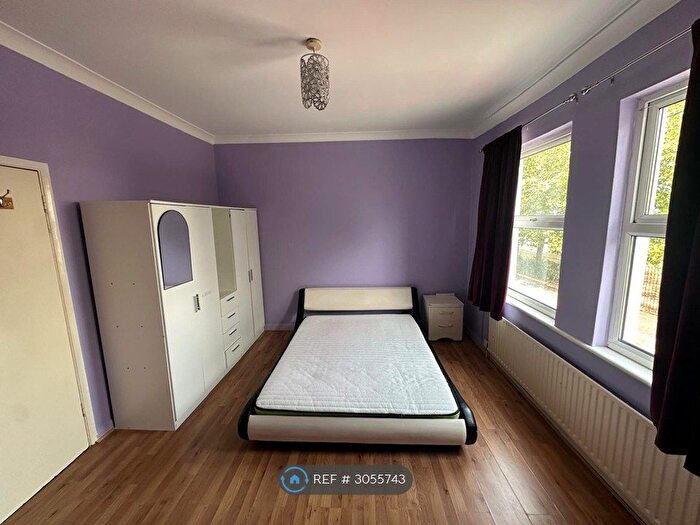 1 Bedroom Flat To Rent In Oaks Court, London, E11
