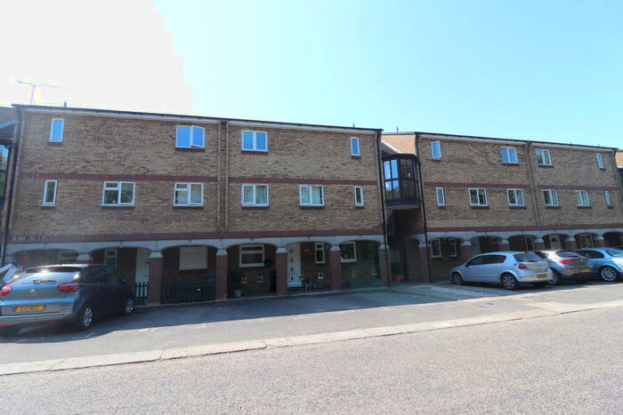 1 Bedroom Apartment To Rent In Woodstock Crescent, Basildon, SS15
