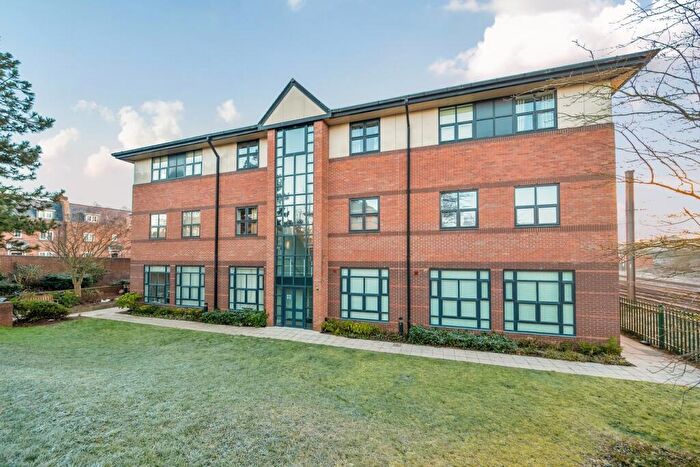 2 Bedroom Flat For Sale In Great North Road, Hatfield, AL9