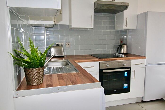 2 Bedroom Flat To Rent In Flat, Clarendon Road, Leeds, LS2