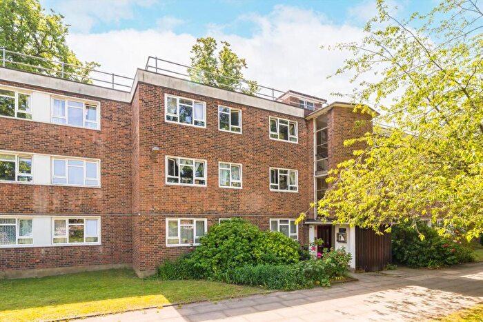 3 Bedroom Flat For Sale In Thornton Gardens, Balham, SW12