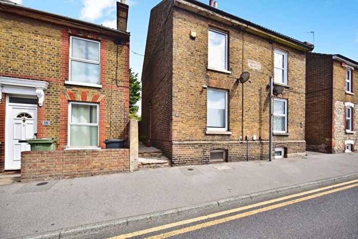 2 Bedroom Semi Detached House For Sale In Well Road, Maidstone, Kent, ME14