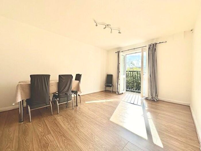 2 Bedroom Flat To Rent In Liberty Court, IG11