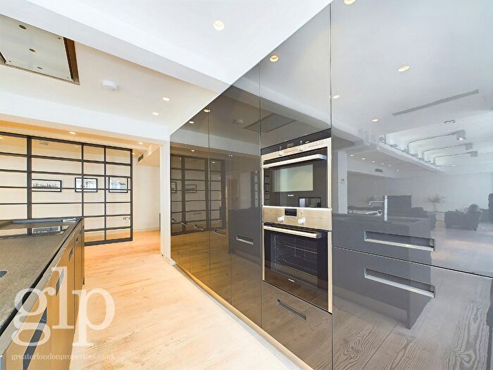 3 Bedroom Flat To Rent In Marshall Street, London, W1F