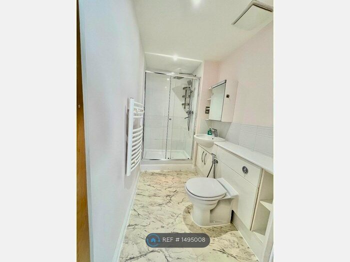 2 Bedroom Flat To Rent In Ashleigh Court, Watford, WD17