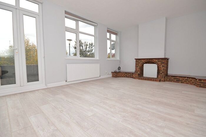 3 Bedroom Maisonette To Rent In Claybury Broadway, Ilford, IG5