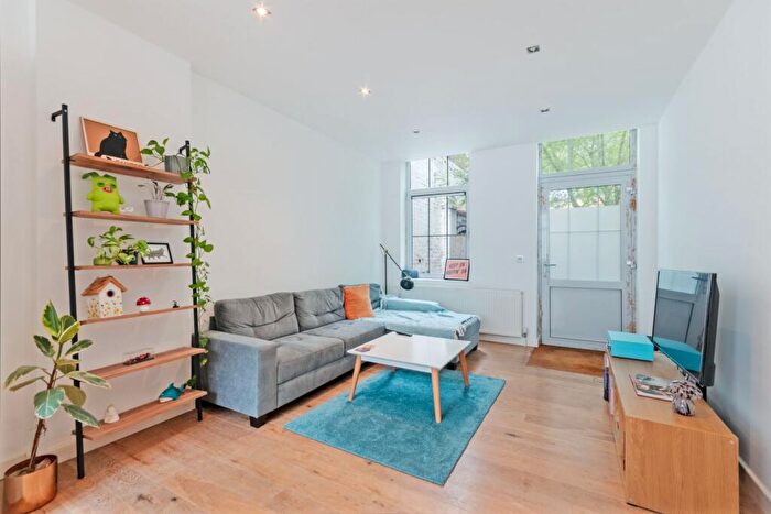 3 Bedroom Flat To Rent In Piano Lane, Carysfort Road, N16