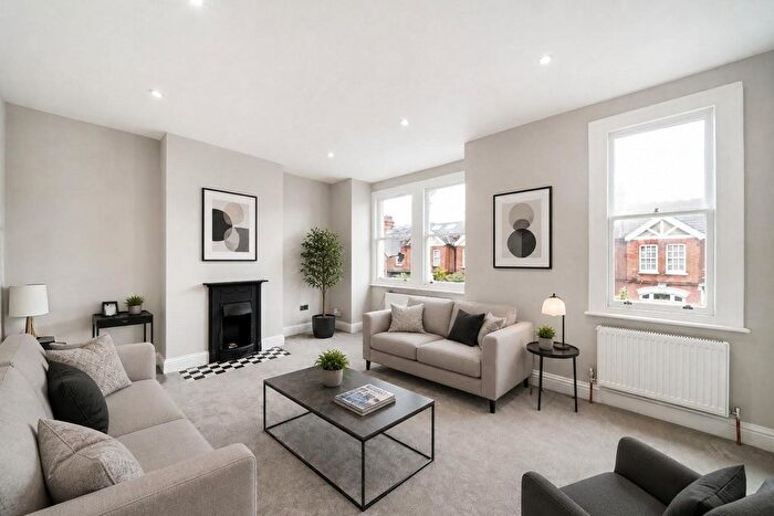 3 Bedroom Flat For Sale In Kingston Road, Raynes Park, SW20