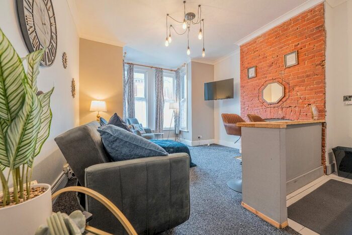 1 Bedroom Flat To Rent In The Polygon, Southampton, Hampshire, SO15