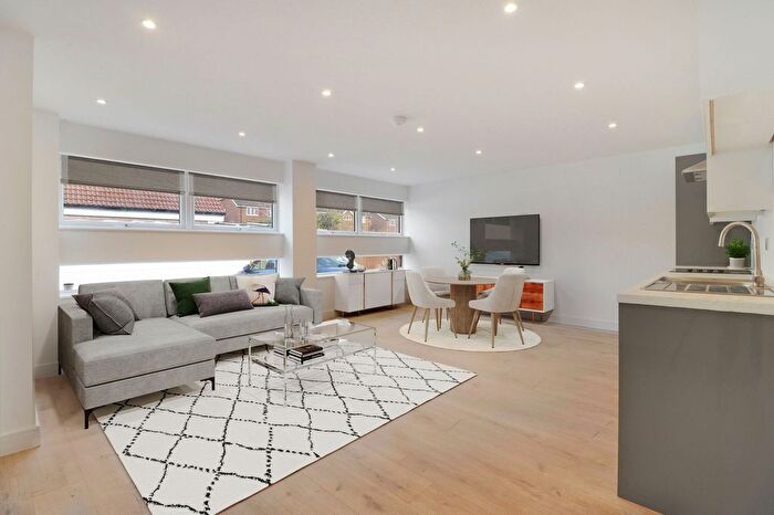 1 Bedroom Flat To Rent In Walton Road, West Molesey, KT8