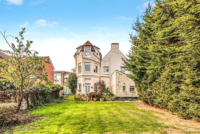 1 Bedroom Flat For Sale In Hook Road, Surbiton, KT6