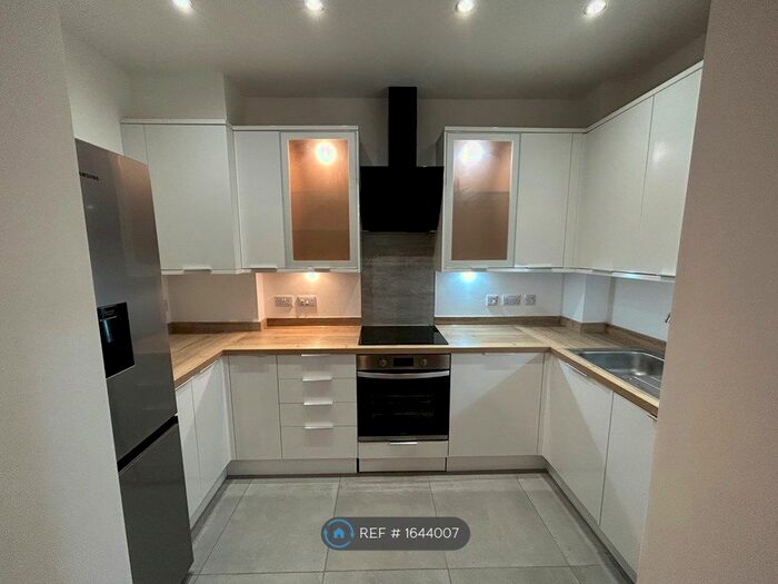 2 Bedroom Flat To Rent In Raven Close, Watford, WD18