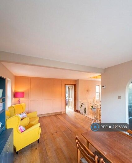 3 Bedroom Maisonette To Rent In Albert Road, Wokingham, RG40