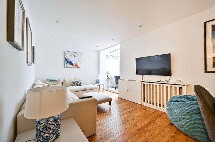 2 Bedroom Flat For Sale In Finborough Road, London, SW10