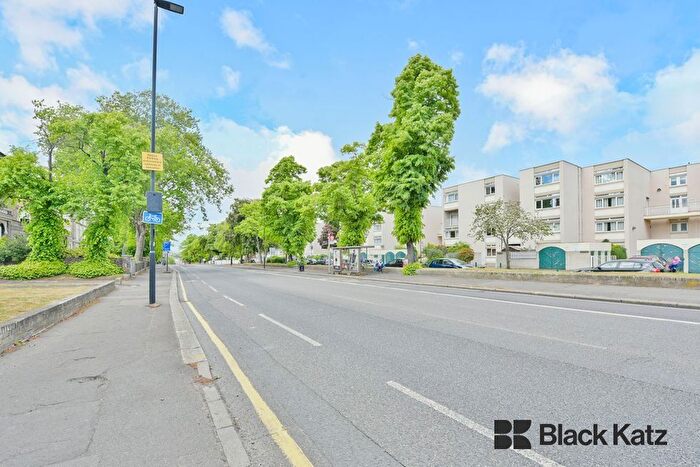 4 Bedroom Flat To Rent In Cedars Road, Clapham Common, SW4