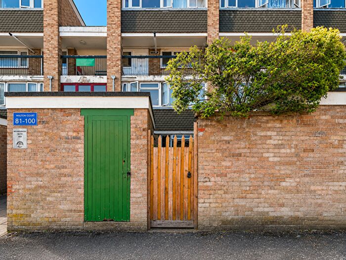3 Bedroom Flat For Sale In Walton Court, GU21