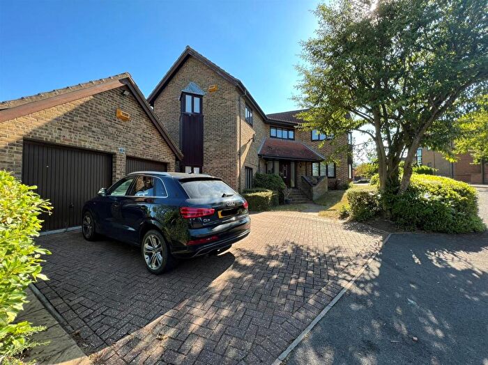 5 Bedroom Detached House To Rent In Sandbrier Close, Walnut Tree, Milton Keynes, MK7