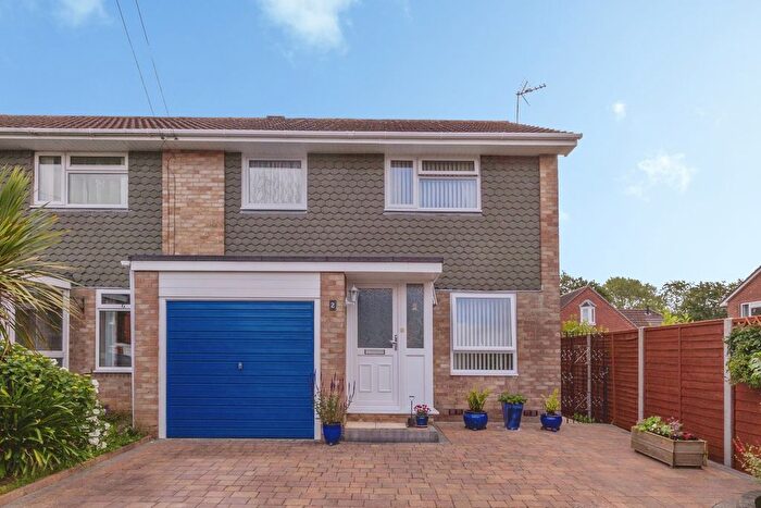 3 Bedroom Semi-Detached House For Sale In Fairbourne Close, Waterlooville, Hampshire, PO8