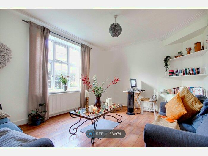 3 Bedroom Flat To Rent In Aylmer Court, London, N2