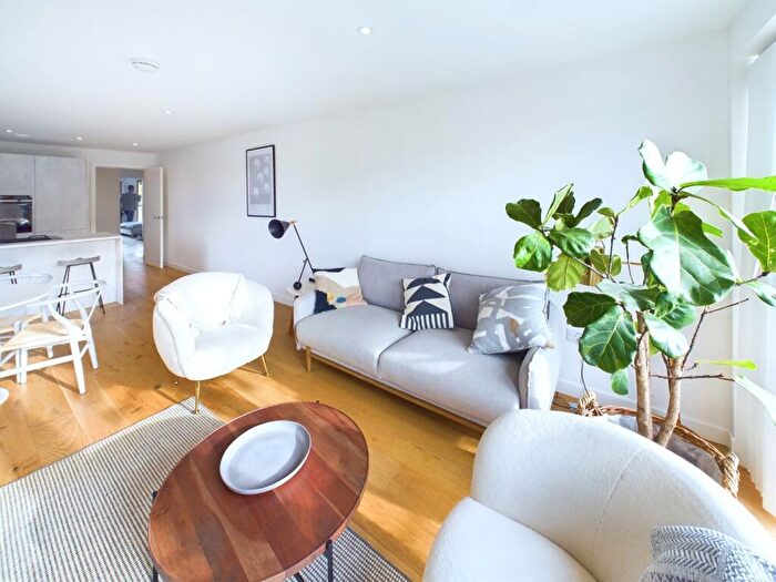 2 Bedroom Flat To Rent In Hughes Close, Canonmills, Edinburgh, EH7