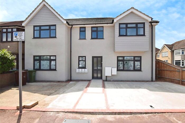 1 Bedroom Apartment To Rent In Third Avenue, Dagenham, RM10