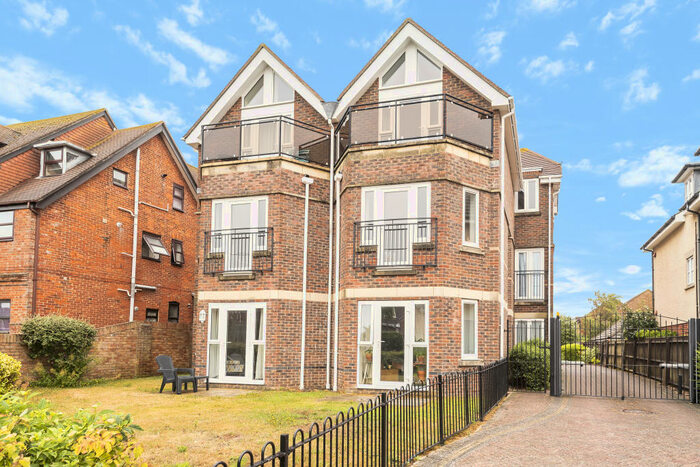 2 Bedroom Flat To Rent In Janine Court, Milford On Sea, SO41