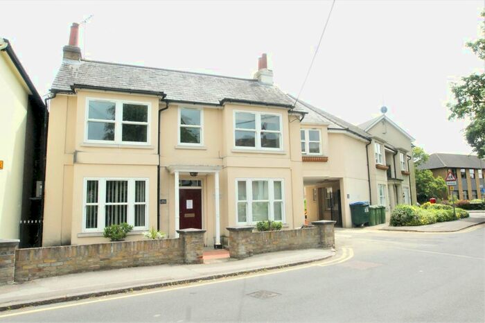 2 Bedroom Flat To Rent In Pleasant Place, Hersham, Surrey, KT12