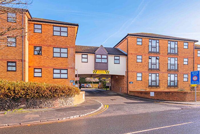 2 Bedroom Flat To Rent In Station Approach, Kings Langley, WD4