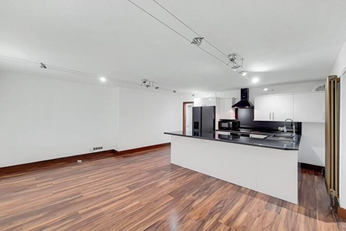 2 Bedroom Flat To Rent In Amsterdam Road, Isle Of Dogs, London, E14